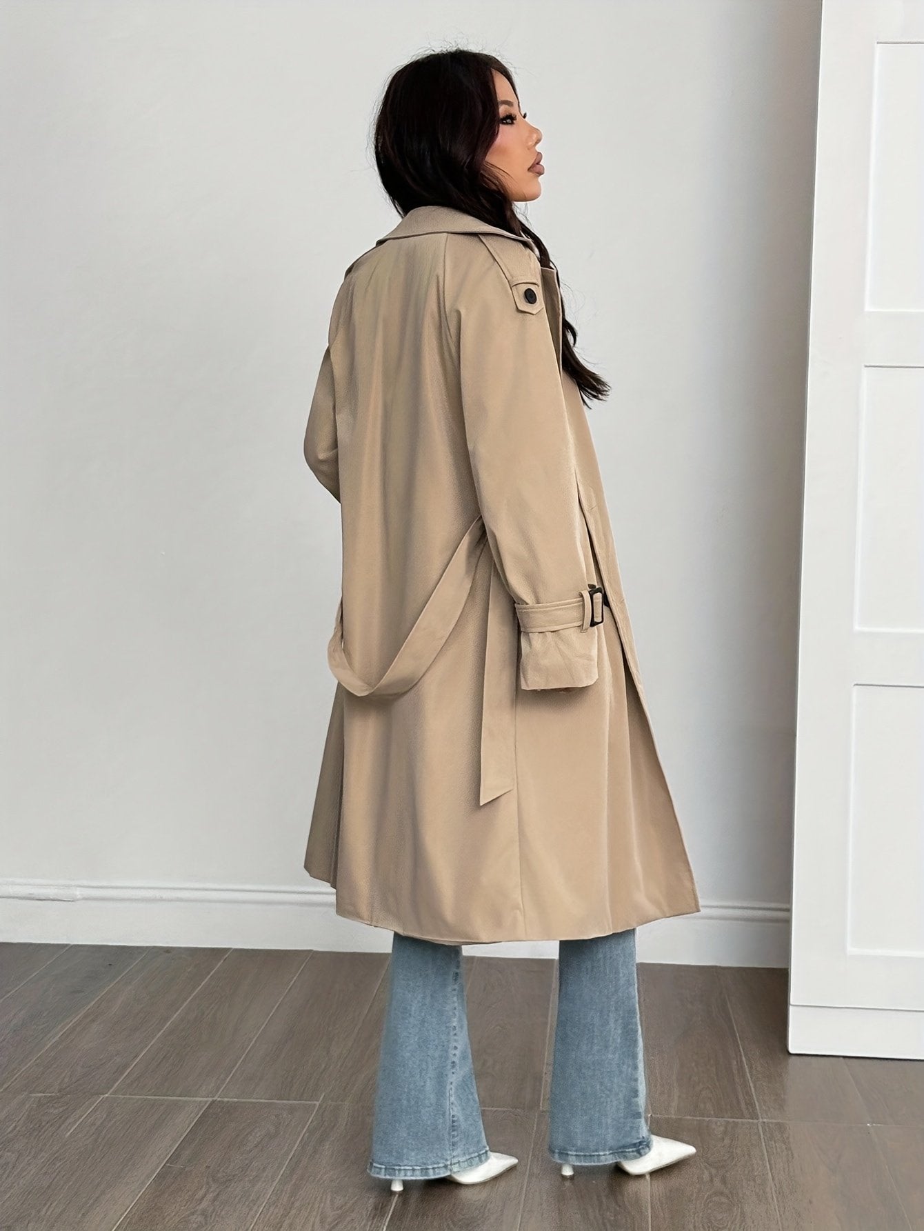 Close-up of the lapel collar on the women's khaki trench coat