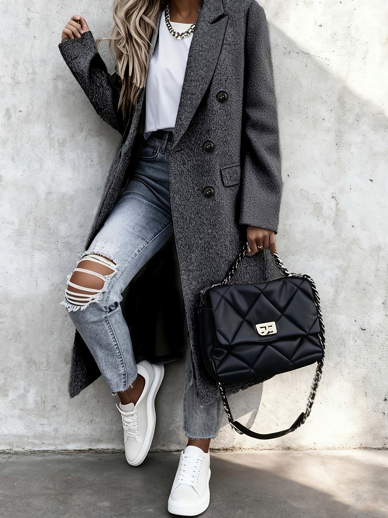 Close-up of the suit collar on the women's over-the-knee trench coat