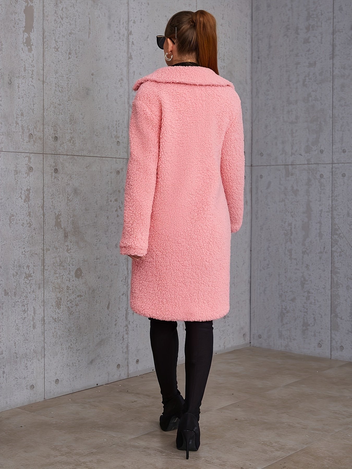 Collar detail on the women's solid colour long coat