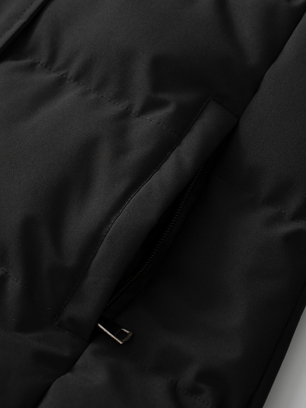 Close-up of the removable hood on the women's quilted parka