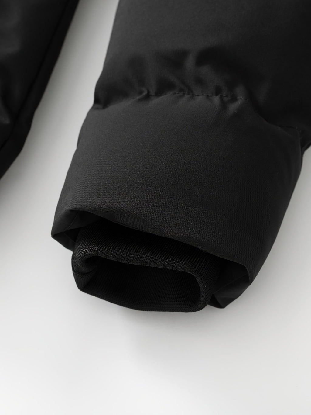 Ribbed cuff detail on the women's thickened winter parka