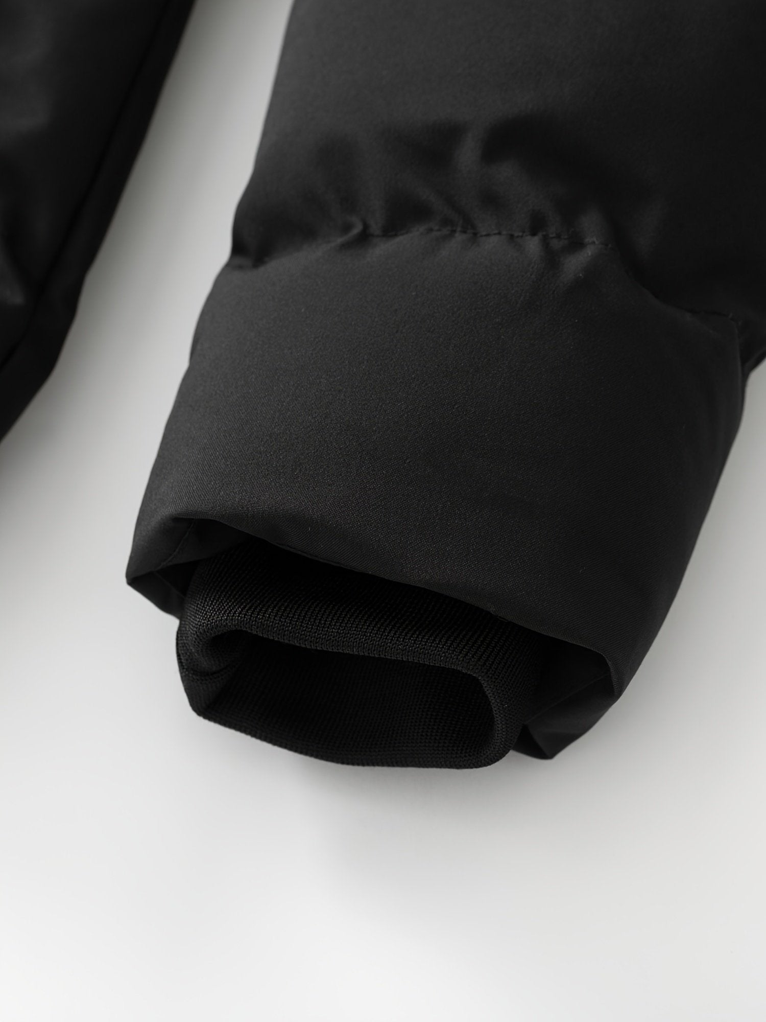 Ribbed cuff detail on the women's thickened winter parka